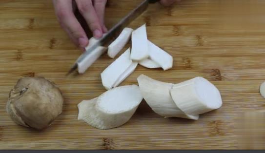 杏鮑菇最好吃的做法「杏鮑菇炒五花肉」又香又入味，家人都愛吃