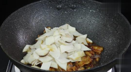 杏鮑菇最好吃的做法「杏鮑菇炒五花肉」又香又入味，家人都愛吃