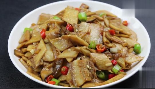 杏鮑菇最好吃的做法「杏鮑菇炒五花肉」又香又入味，家人都愛吃