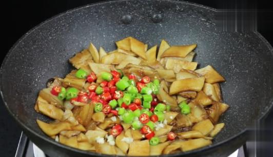 杏鮑菇最好吃的做法「杏鮑菇炒五花肉」又香又入味，家人都愛吃