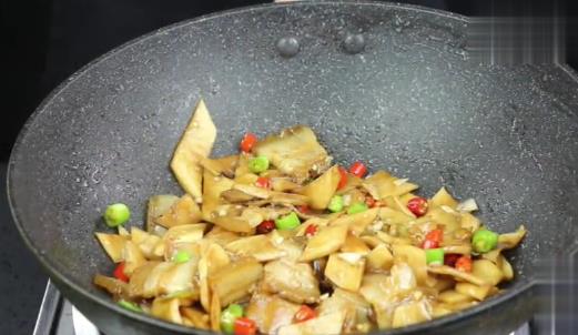 杏鮑菇最好吃的做法「杏鮑菇炒五花肉」又香又入味，家人都愛吃