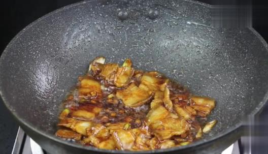 杏鮑菇最好吃的做法「杏鮑菇炒五花肉」又香又入味，家人都愛吃