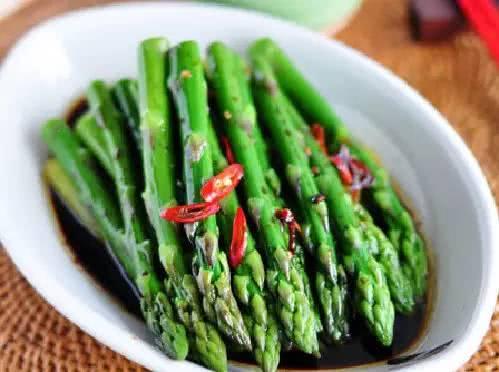 吃自助火鍋，聰明人專拿「這3樣菜」全場最貴！員工：就怕你多吃...