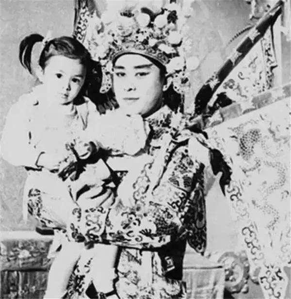 關之琳的美出自基因！ 爸爸是「顏值超高演員」 與妻被譽為金童玉女卻離婚收場：他不是好父親