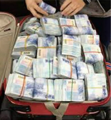 9歲女孩吃自助總是將食物裝進書包帶走，老闆懷疑跟蹤後，把20萬藏進書包