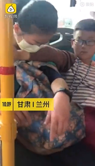媽媽搭公車太累睡著！7歲兒子「暖心舉動維持20分鐘」乘客淚崩愧疚：沒他那麼孝順