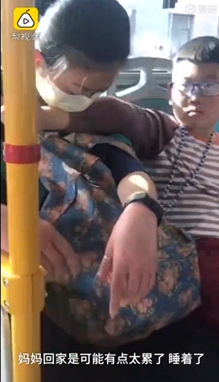 媽媽搭公車太累睡著！7歲兒子「暖心舉動維持20分鐘」乘客淚崩愧疚：沒他那麼孝順