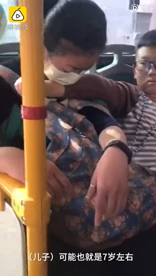 媽媽搭公車太累睡著！7歲兒子「暖心舉動維持20分鐘」乘客淚崩愧疚：沒他那麼孝順