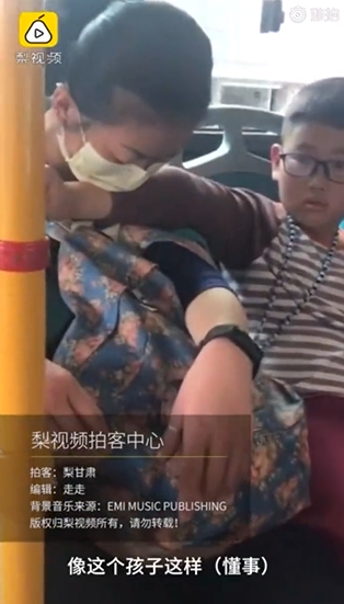 媽媽搭公車太累睡著！7歲兒子「暖心舉動維持20分鐘」乘客淚崩愧疚：沒他那麼孝順