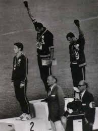 49年前兩位黑人「奧運上舉手致敬」寫下歷史 但旁邊「沒舉手的白人」後續故事更讓人飆淚。