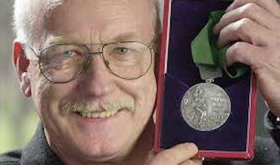 49年前兩位黑人「奧運上舉手致敬」寫下歷史 但旁邊「沒舉手的白人」後續故事更讓人飆淚。