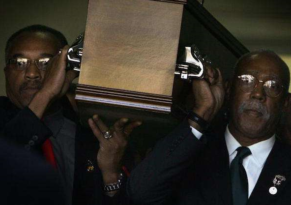 49年前兩位黑人「奧運上舉手致敬」寫下歷史 但旁邊「沒舉手的白人」後續故事更讓人飆淚。