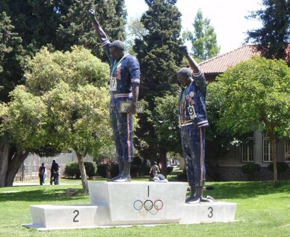 49年前兩位黑人「奧運上舉手致敬」寫下歷史 但旁邊「沒舉手的白人」後續故事更讓人飆淚。