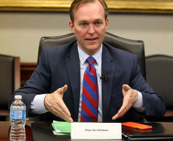 美國縣長「偽裝成流浪漢」生活3天2夜 一名街友警告他:「千萬別脫下你的鞋子....」