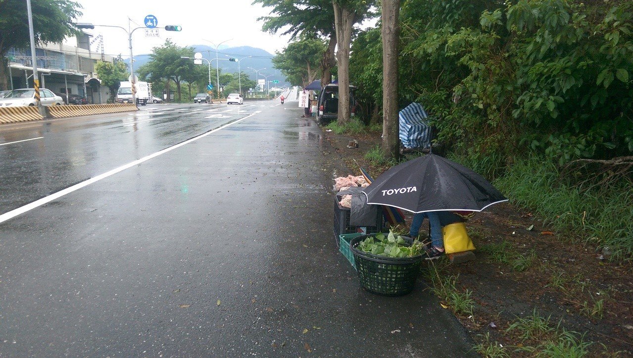 風雨無阻的孝心!11歲女孩路邊「撐傘賣菜」扛家計 里長「曝家庭狀況」:媽媽拒領補助金