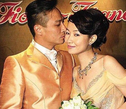 與影帝丈夫一見鍾情「熬過4年跨國戀」 如今結婚21年被寵到「從不下廚」!