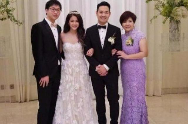 安以軒魅力紅裙，出席妹妹婚禮，獲讃高顏值姐妹倆，但都輸給奶奶！