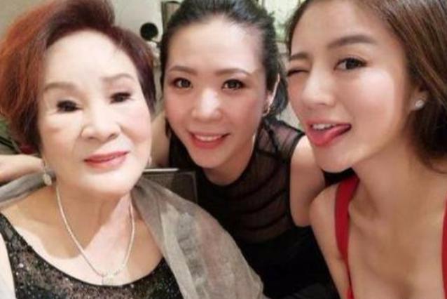 安以軒魅力紅裙，出席妹妹婚禮，獲讃高顏值姐妹倆，但都輸給奶奶！