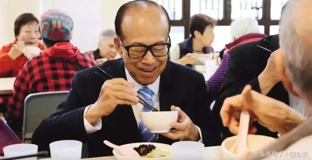 李嘉誠花1000萬吃剩菜剩飯? 原因曝光網友暖哭!香港奇蹟背後是150萬人的生存寄託