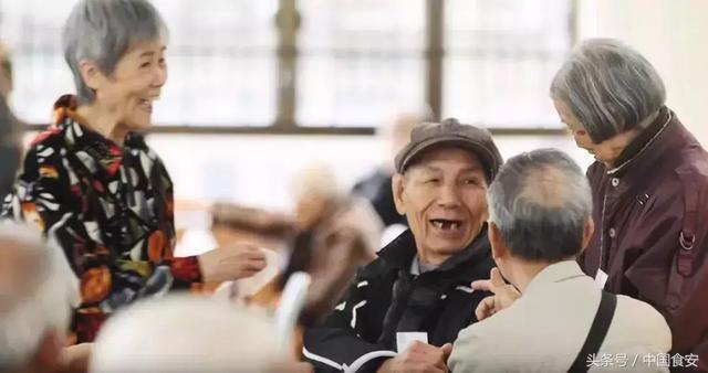 李嘉誠花1000萬吃剩菜剩飯? 原因曝光網友暖哭!香港奇蹟背後是150萬人的生存寄託