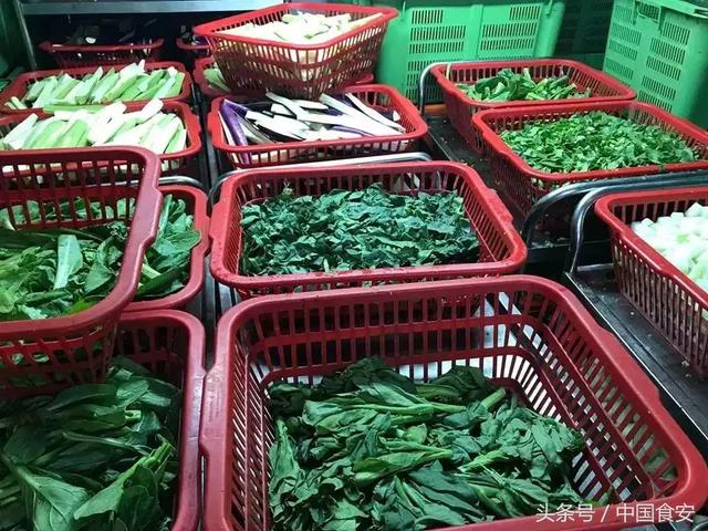 李嘉誠花1000萬吃剩菜剩飯? 原因曝光網友暖哭!香港奇蹟背後是150萬人的生存寄託