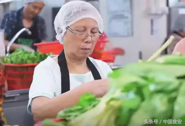 李嘉誠花1000萬吃剩菜剩飯? 原因曝光網友暖哭!香港奇蹟背後是150萬人的生存寄託