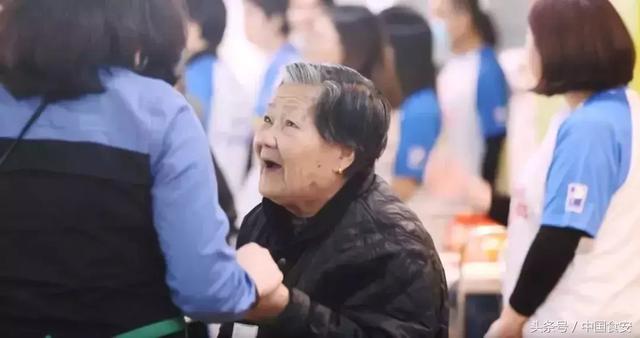 李嘉誠花1000萬吃剩菜剩飯? 原因曝光網友暖哭!香港奇蹟背後是150萬人的生存寄託