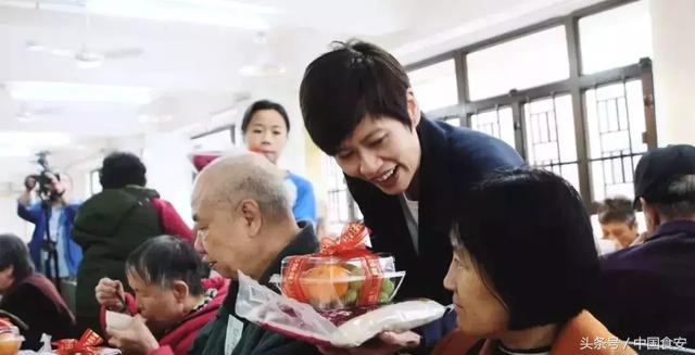 李嘉誠花1000萬吃剩菜剩飯? 原因曝光網友暖哭!香港奇蹟背後是150萬人的生存寄託