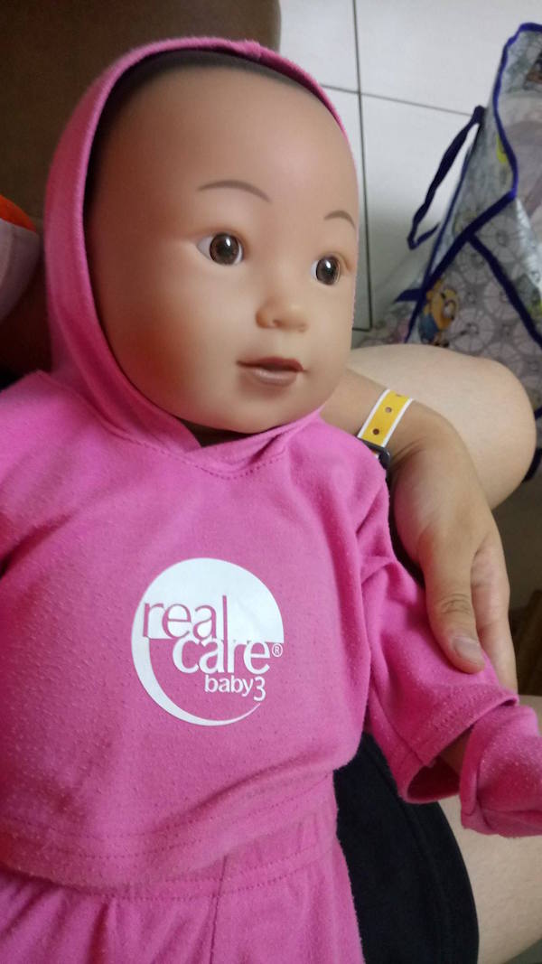 半夜罵罵號!電子嬰兒「一晚餵奶4次」高中生大崩潰 感慨質疑「父母怎麼能照顧我16年」!