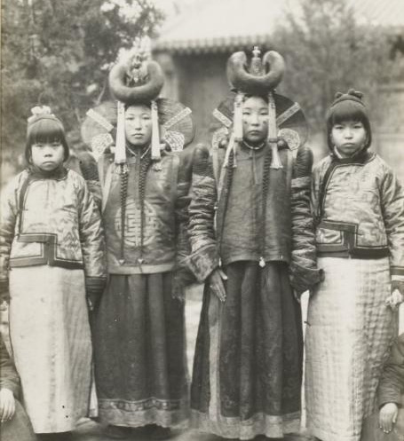美國人鏡頭下「清朝老照片」，後宮妃子其實底子都不錯，只是沒有電視劇的美