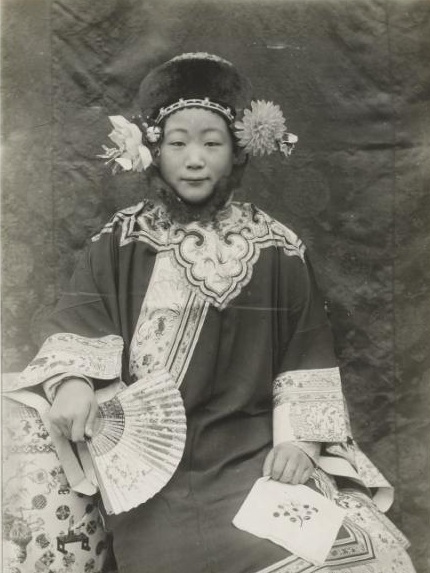 美國人鏡頭下「清朝老照片」，後宮妃子其實底子都不錯，只是沒有電視劇的美