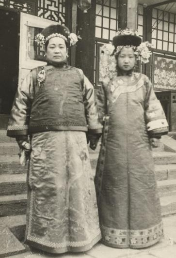 美國人鏡頭下「清朝老照片」，後宮妃子其實底子都不錯，只是沒有電視劇的美