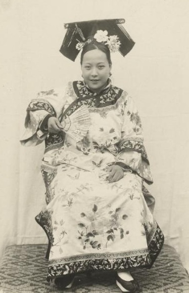 美國人鏡頭下「清朝老照片」，後宮妃子其實底子都不錯，只是沒有電視劇的美