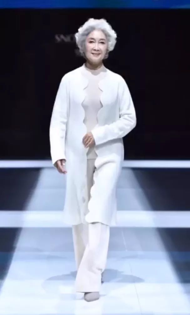 70歲奪選美冠軍！「旗袍奶奶」走向國際伸展台　驚艷世界：老了還是可以照樣美