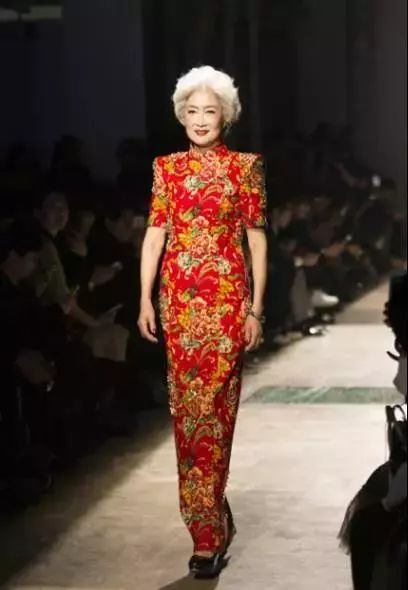 70歲奪選美冠軍！「旗袍奶奶」走向國際伸展台　驚艷世界：老了還是可以照樣美