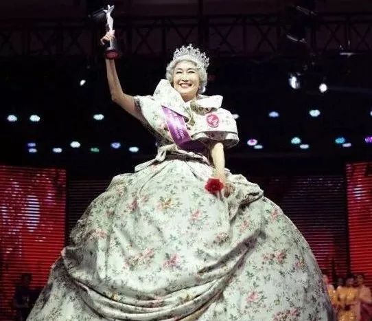 70歲奪選美冠軍！「旗袍奶奶」走向國際伸展台　驚艷世界：老了還是可以照樣美