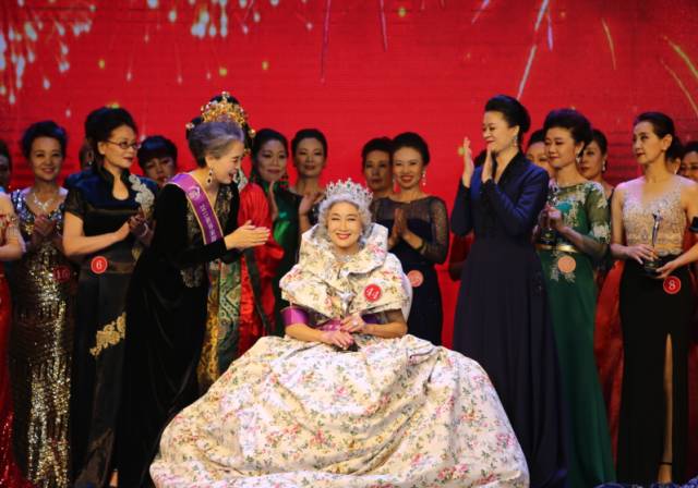 70歲奪選美冠軍！「旗袍奶奶」走向國際伸展台　驚艷世界：老了還是可以照樣美