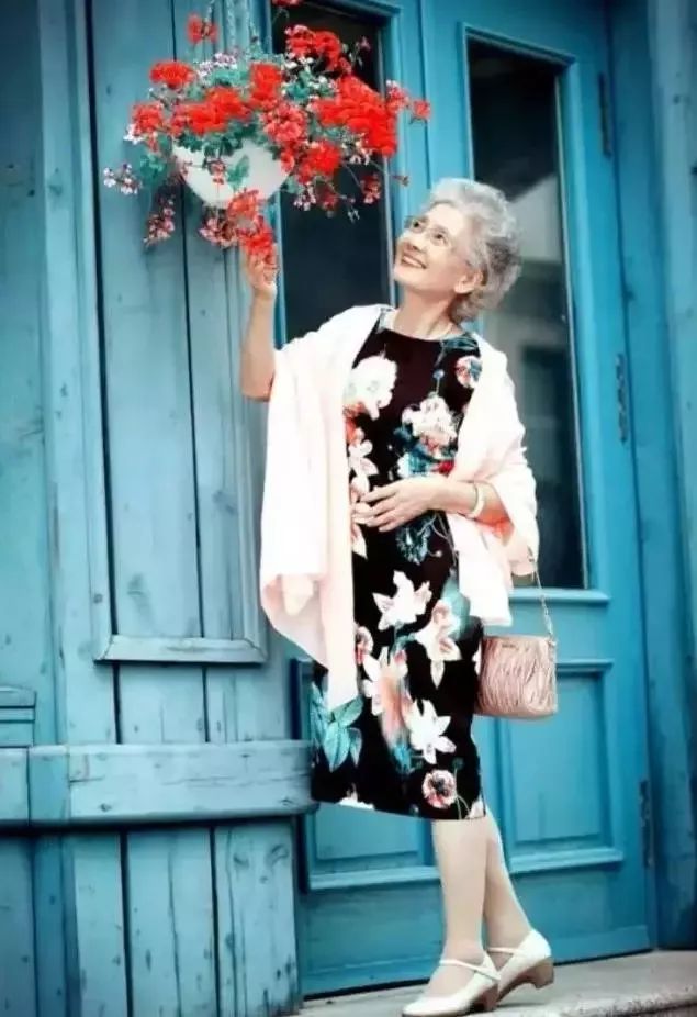 70歲奪選美冠軍！「旗袍奶奶」走向國際伸展台　驚艷世界：老了還是可以照樣美