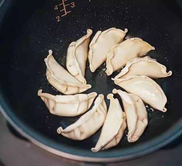 懶人餐就靠它！教你做簡單美味「電飯鍋煎餃」　不會煮飯也能輕鬆學會～