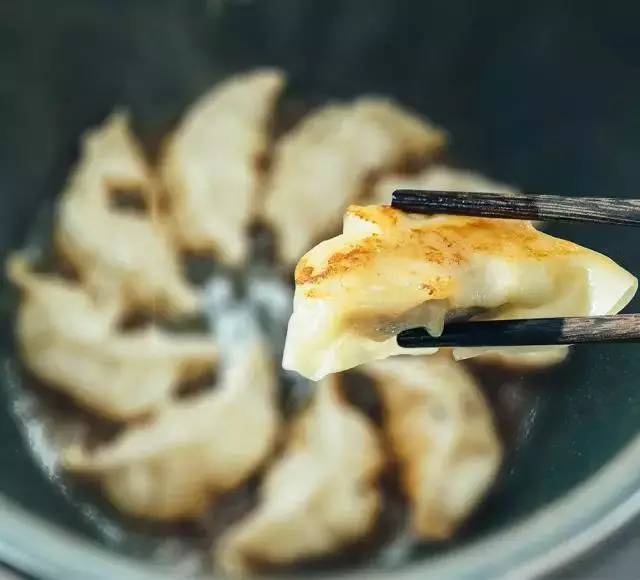 懶人餐就靠它！教你做簡單美味「電飯鍋煎餃」　不會煮飯也能輕鬆學會～