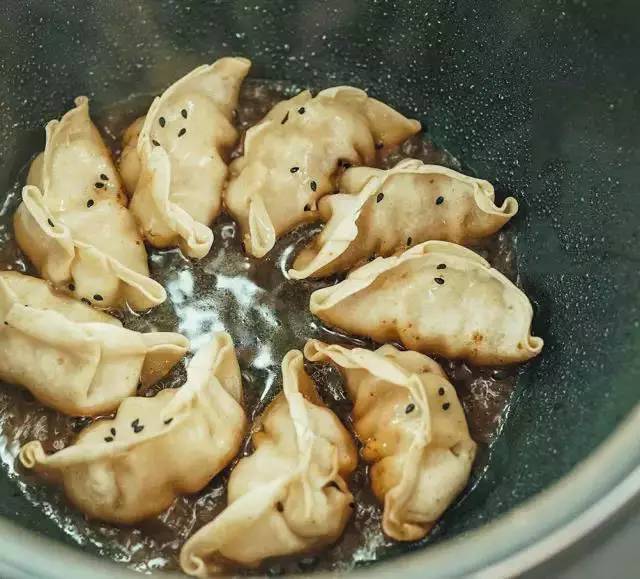 懶人餐就靠它！教你做簡單美味「電飯鍋煎餃」　不會煮飯也能輕鬆學會～