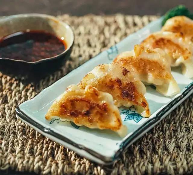 懶人餐就靠它！教你做簡單美味「電飯鍋煎餃」　不會煮飯也能輕鬆學會～