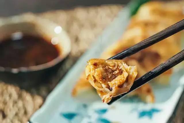 懶人餐就靠它！教你做簡單美味「電飯鍋煎餃」　不會煮飯也能輕鬆學會～