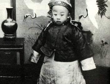 末代皇帝「溥儀」一生波折...晚年回宮爬上大殿座椅 手一勾摸到「童年最心愛玩具」哀嘆:物是人非!