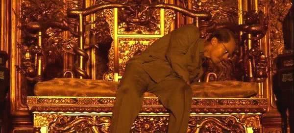 末代皇帝「溥儀」一生波折...晚年回宮爬上大殿座椅 手一勾摸到「童年最心愛玩具」哀嘆:物是人非!