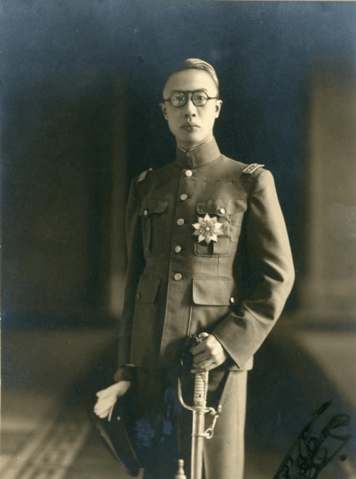 末代皇帝「溥儀」一生波折...晚年回宮爬上大殿座椅 手一勾摸到「童年最心愛玩具」哀嘆:物是人非!