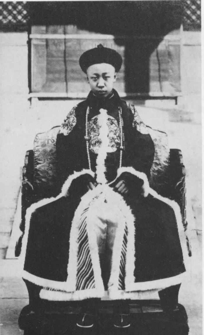 末代皇帝「溥儀」一生波折...晚年回宮爬上大殿座椅 手一勾摸到「童年最心愛玩具」哀嘆:物是人非!