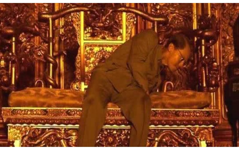 末代皇帝「溥儀」一生波折...晚年回宮爬上大殿座椅 手一勾摸到「童年最心愛玩具」哀嘆:物是人非!