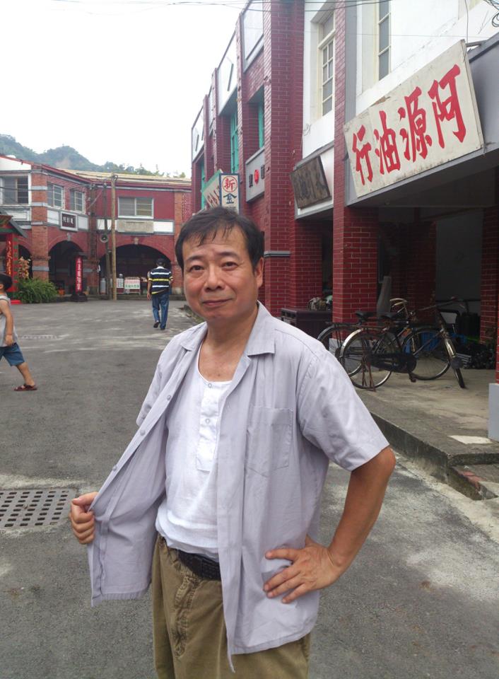 上面有阿公！廖峻分享小孫女「抱緊沙茶醬」萌照　網友一看有亮點：快給代言費  