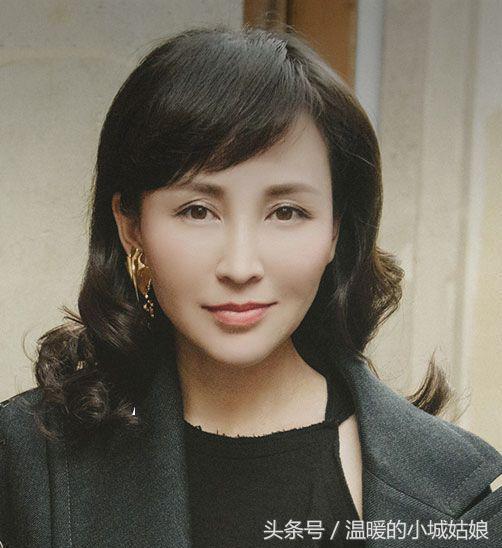 19歲一出道就住地下室！25歲結婚連生三胎  導演老公為44歲的她「量身訂做一部劇」